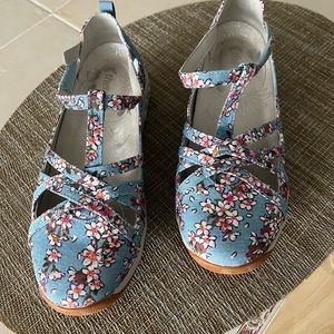 Jambi comfortable shoe with Velcro buckle. Style is the raft